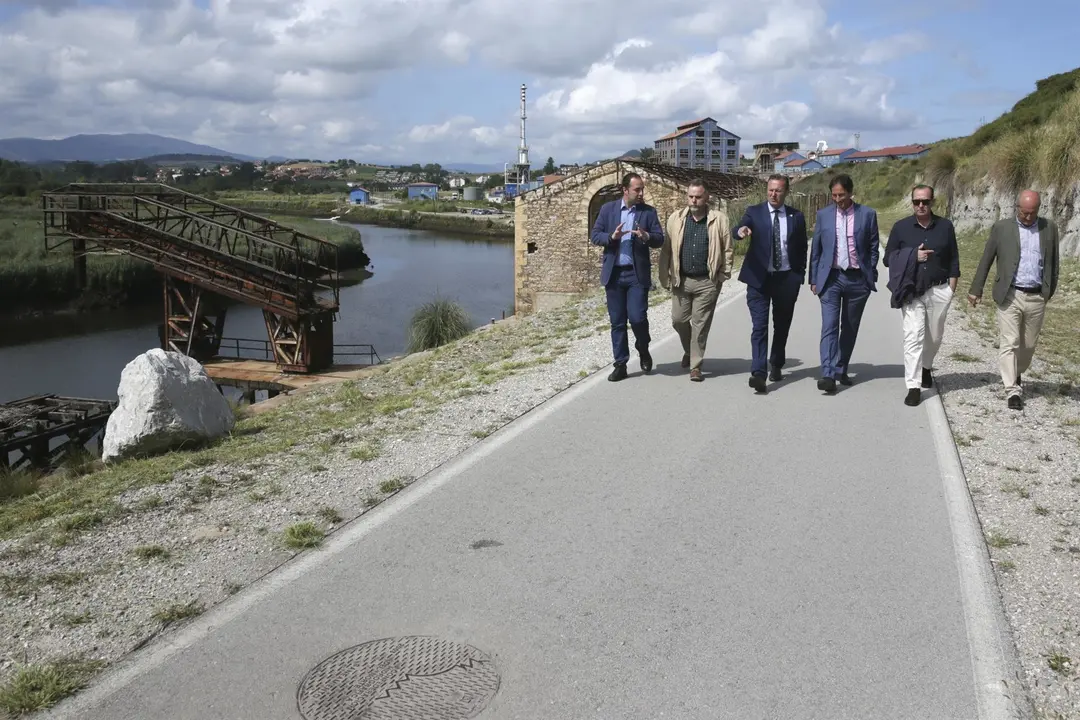 Los consejeros de Obras P&uacute;blicas, Ordenaci&oacute;n del Territorio y Urbanismo, Jos&eacute; Luis Gochicoa, y Desarrollo Rural, Ganader&iacute;a, Pesca, Alimentaci&oacute;n y Medio Ambiente, Guillermo Blanco, realizan una visita a la zona
