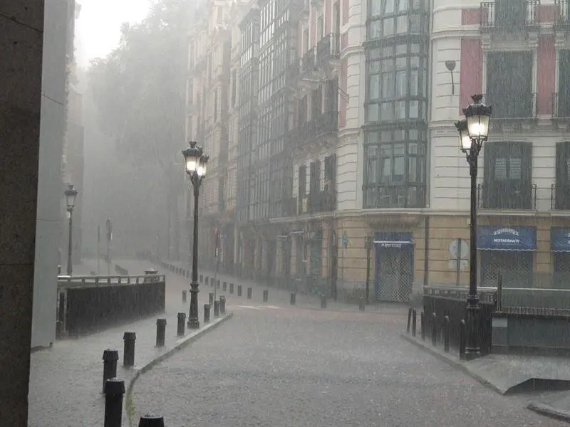 LLuvia intensa en una calle de Bilbao
