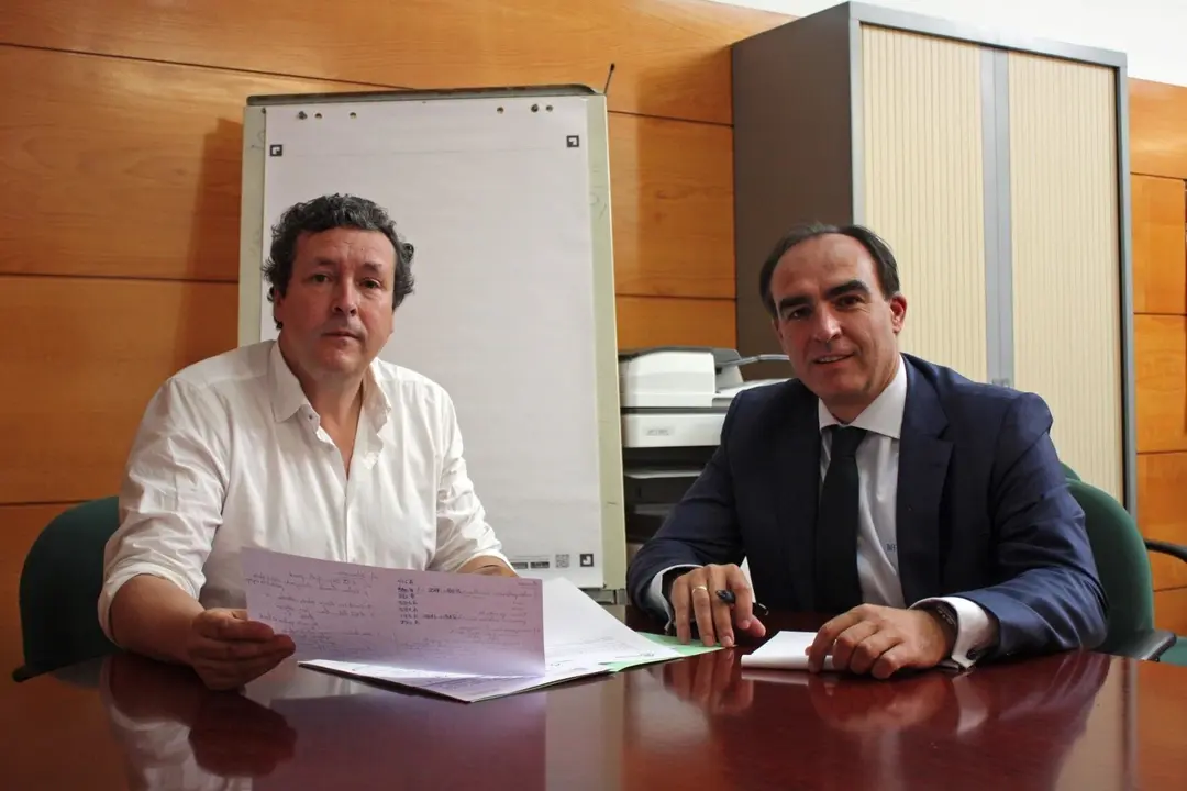 El diputado auton&oacute;mico I&ntilde;igo Fern&aacute;ndez (izda) y el senador por Cantabria Javier Puente