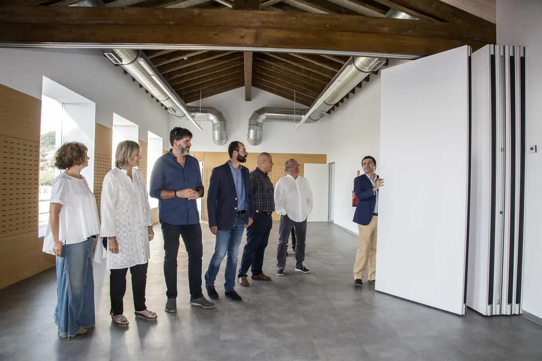 La alcaldesa de Camargo, Esther Bolado, junto a varios concejales, visitas las antiguas escuelas de Igollo ya rehabilitadas