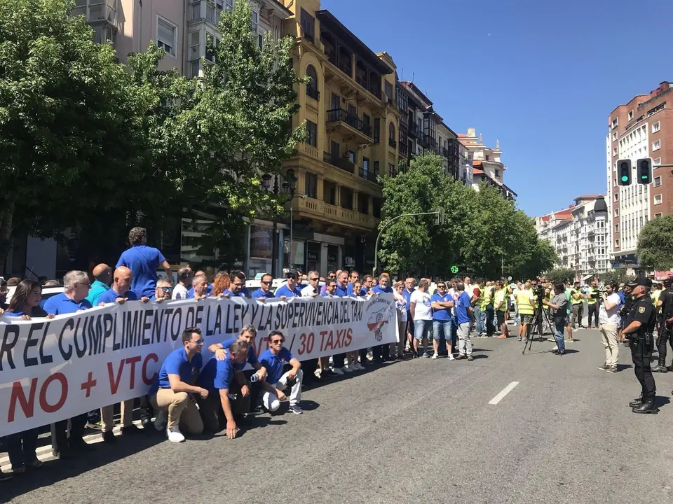Taxistas y polic&iacute;as locales cortan la calle Jes&uacute;s de Monasterio con sus protestas en el d&iacute;a que arranca la Semana Grande
