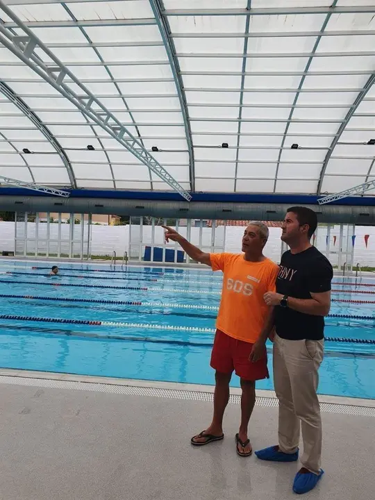 El concejal de Deportes del Ayuntamiento de Pi&eacute;lagos, Luis Sa&ntilde;udo, visita la piscina de Renedo