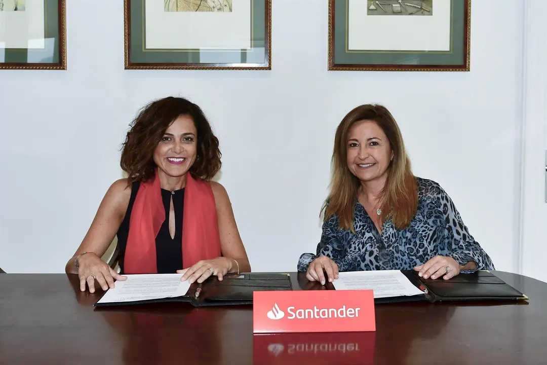 La decana del Colegio de Procuradores de Cantabria, Rosaura Diez Garrido, y por Roc&iacute;o Vielva Ramos, directora de la Territorial de Cantabria y Asturias del Banco Santander
