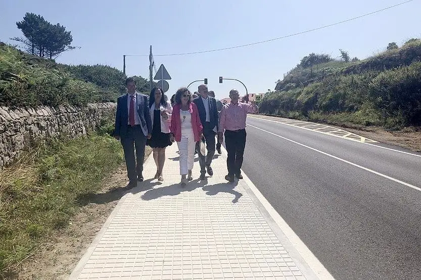 El consejero de Obras P&uacute;blicas, Ordenaci&oacute;n del Territorio y Urbanismo, Jos&eacute; Luis Gochicoa, inaugura el nuevo paseo peatonal que da lugar a la uni&oacute;n de Casasola, en Ruiloba, con el camping de Comillas