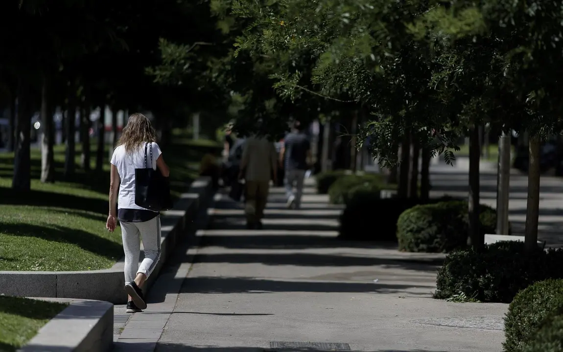 Algunas personas caminando por las calles del Paseo de Recoletos de Madrid en el segundo d&iacute;a de la ola de calor que estar&aacute; presente posiblemente hasta el 1 de julio.