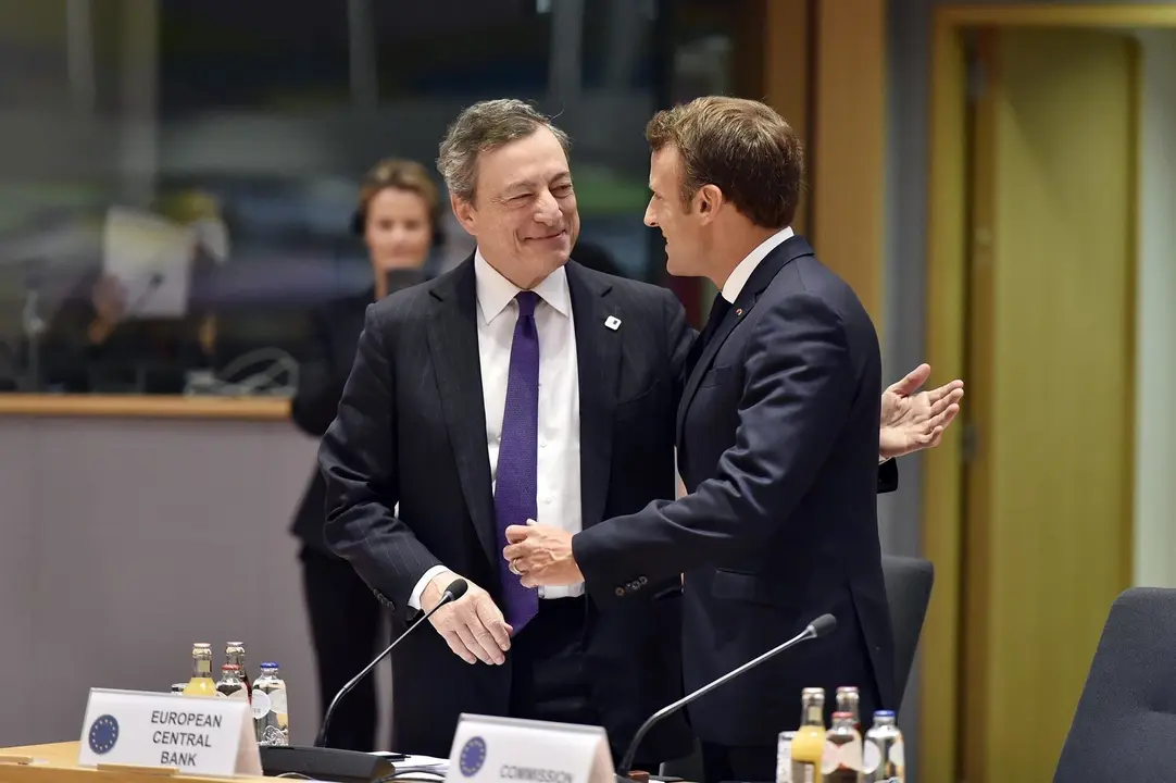 21 June 2019, Belgium, Brussels: European Central Bank Preident Mario Draghi (L) sjakes hands with President of France Emmanuel Macron during the second day of the EU summit. Photo: Pool Eric Vidal/BELGA/dpa