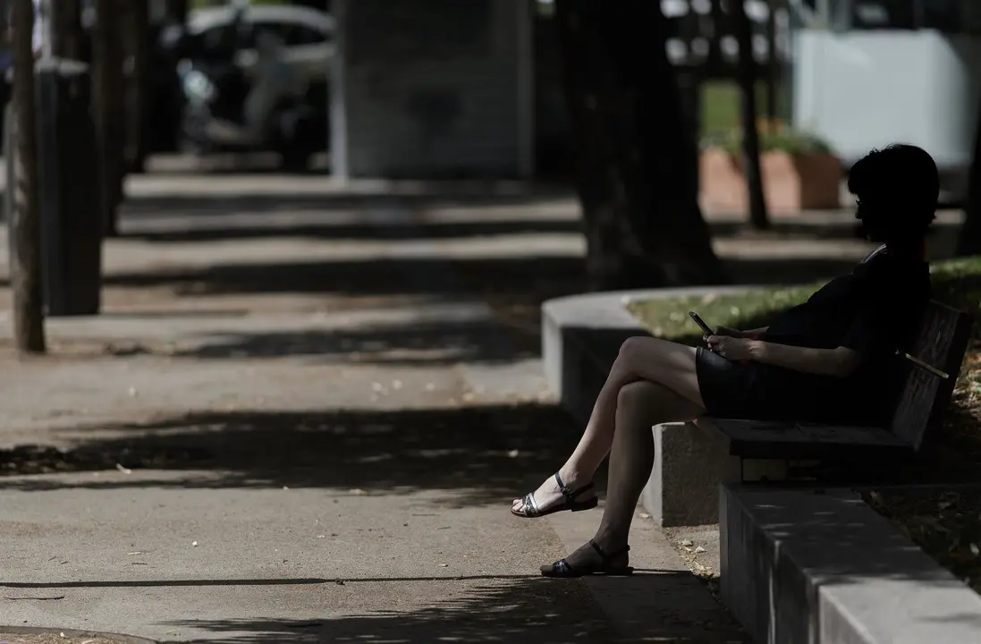 Algunas personas caminando por las calles del Paseo de Recoletos de Madrid 