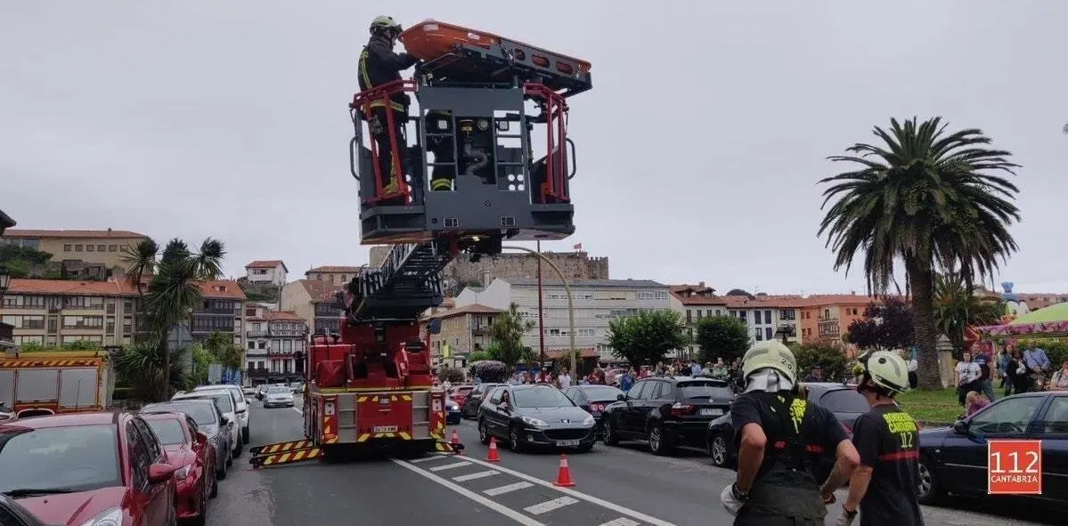 Bomberos colaboran en traslado sanitario de una mujer en una vivienda en obras