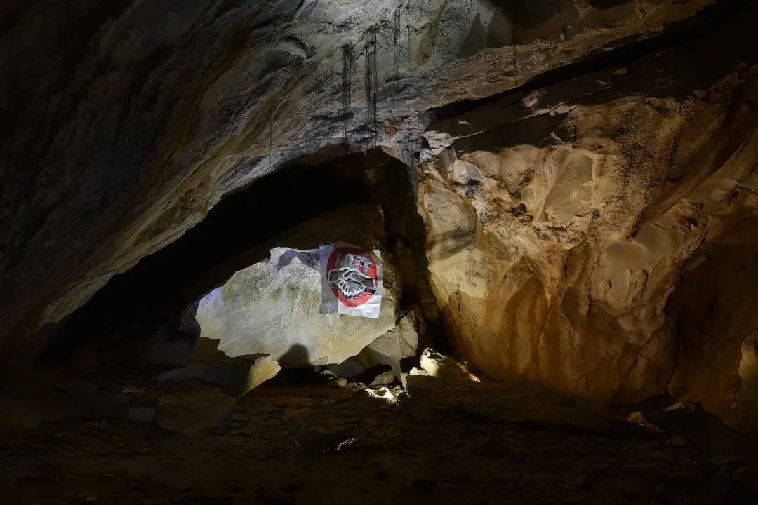 Placa colocada por UGT en la cueva de Las Cascajosas en recuerdo a hist&oacute;ricos militantes y combatientes del franquismo