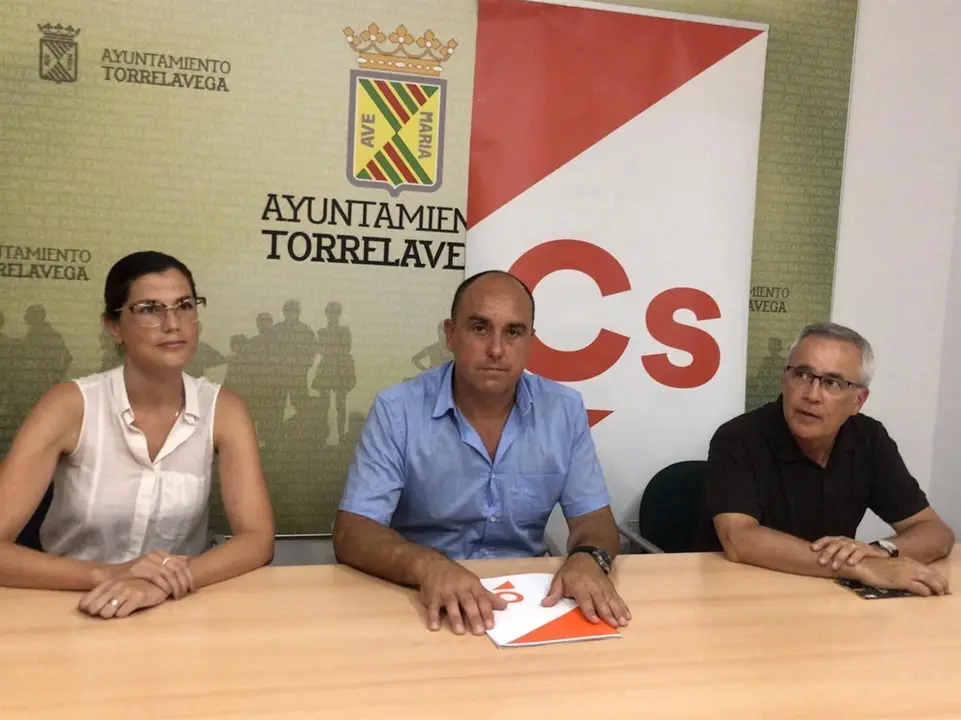 Ciudadanos Torrelavega, en medio el concejal Julio Ricciardiello