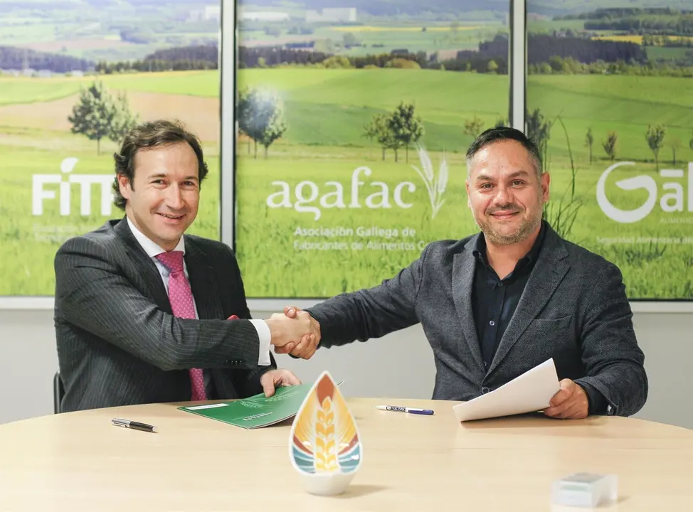 Francisco Jos&eacute; Nomded&eacute;u (izquierda) y Bruno Beade (derecha) firman el acuerdo de colaboraci&oacute;n mediante el cual AGC se integra en Galis