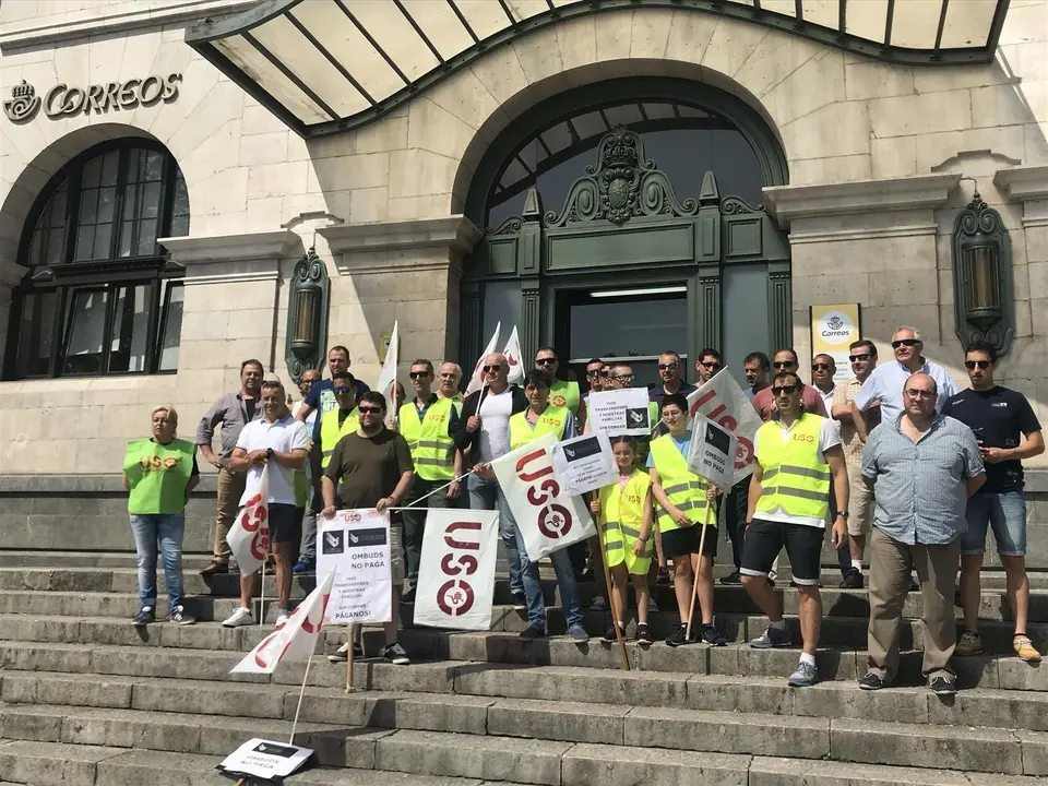 Concentraci&oacute;n de los trabajadores de la empresa de seguridad Ombuds en Correos