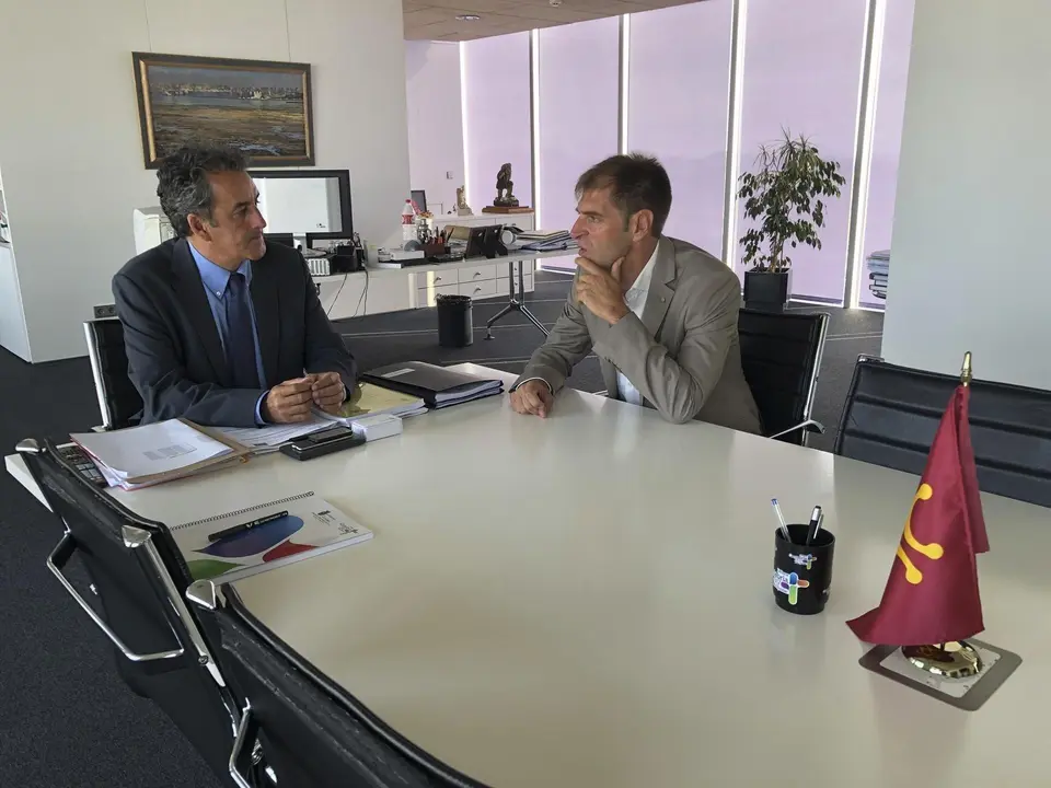 El consejero de Industria, Francisco Mart&iacute;n, y el presidente de CEOE Cantabria, Enrique Conde