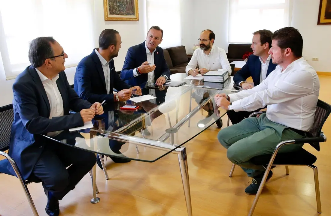 Reuni&oacute;n consejero Desarrollo Rural, Guillermo Blanco, y equipo gobierno Torrelavega