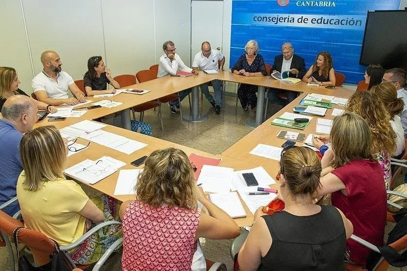 Reuni&oacute;n de la consejera con la Junta de Personal Docente
