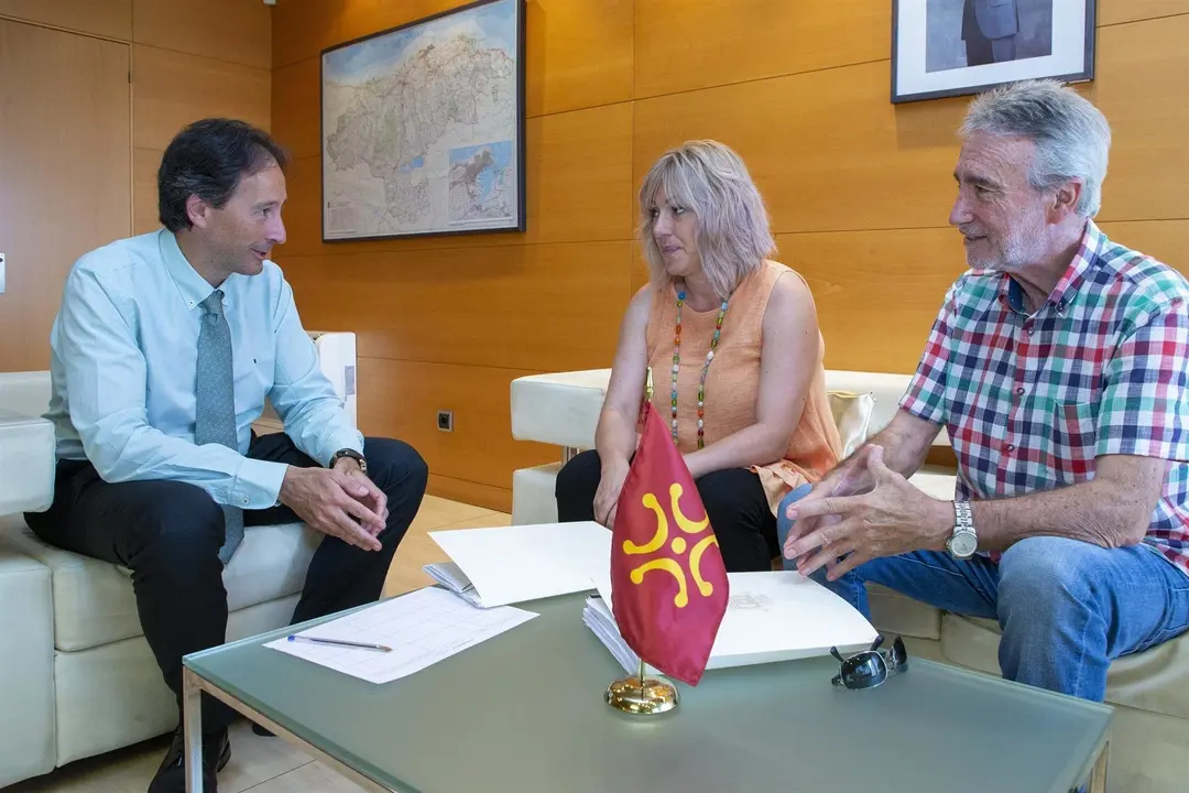 El consejero de Obras P&uacute;blicas, Ordenaci&oacute;n del Territorio y Urbanismo, Jos&eacute; Luis Gochicoa, recibe a la alcaldesa de Polanco, Rosa D&iacute;az.