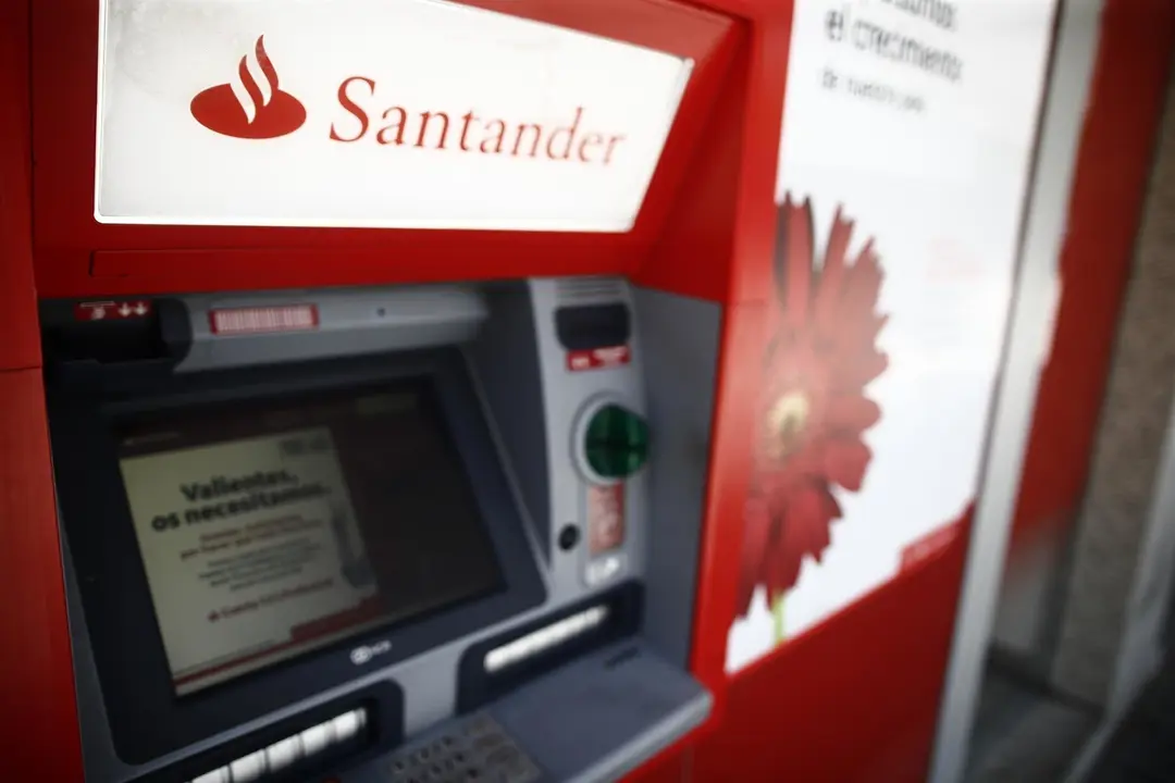 Imagen de un cajero del Banco Santander en Madrid.