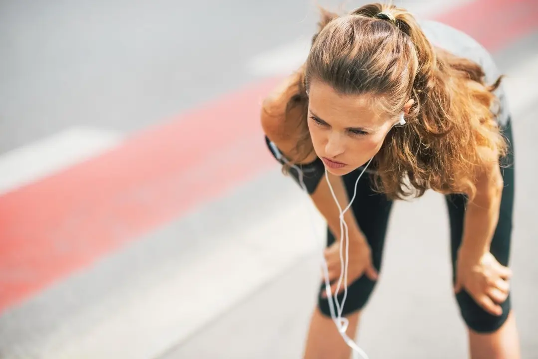 Una chica descansa despu&eacute;s de correr