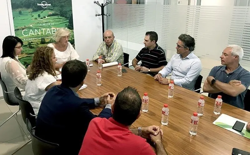 Lomb&oacute; junto con los directores de instalaciones