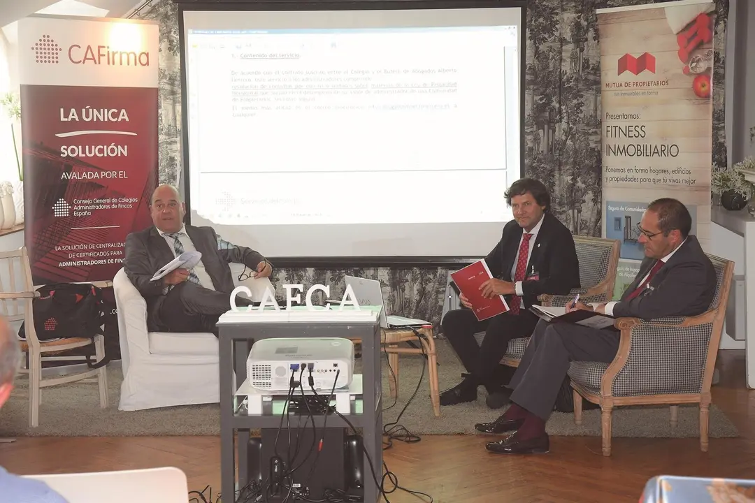 El presidente de CAFCA, Alberto Ruiz-Capillas, junto al secretario, Juan Sa&ntilde;udo, y el responsable de la Asesor&iacute;a Jur&iacute;dica, Alberto Herrero