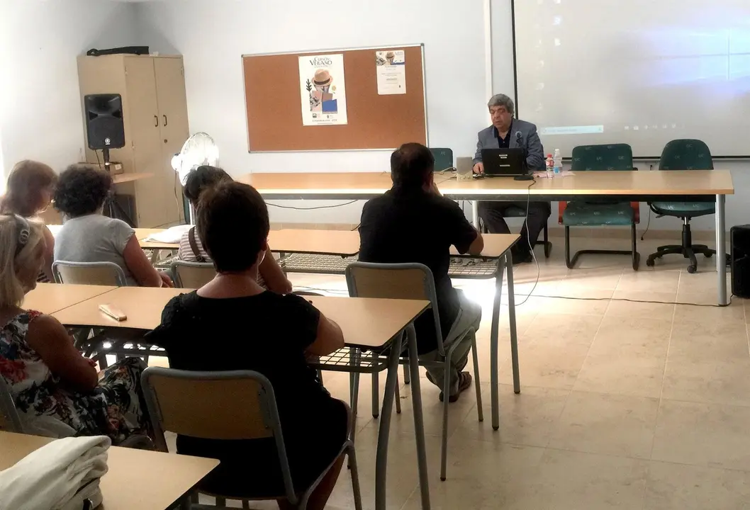 El presidente del Comit&eacute; Cient&iacute;fico de la Sociedad Espa&ntilde;ola de Nutrici&oacute;n Comunitaria y presidente de la Real Academia de Medicina del Pa&iacute;s Vasco, Javier Aranceta, imparte un taller