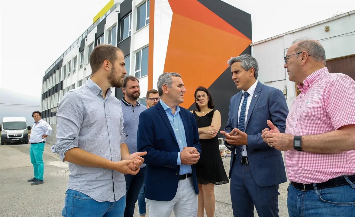 El vicepresidente de Cantabria, Pablo Zuloaga, visitas las obras de rehabilitaci&oacute;n del edificio de Rada en Bezana