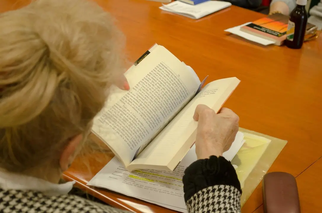 Jubilados leyendo, jubilado leyendo, personas mayores, lectura, lectores, leer, libros, clase de lectura, clases de escritura, pensi&oacute;n, pensi&oacute;nes, pensionista, pensionistas, clases para mayores, universidad de mayores