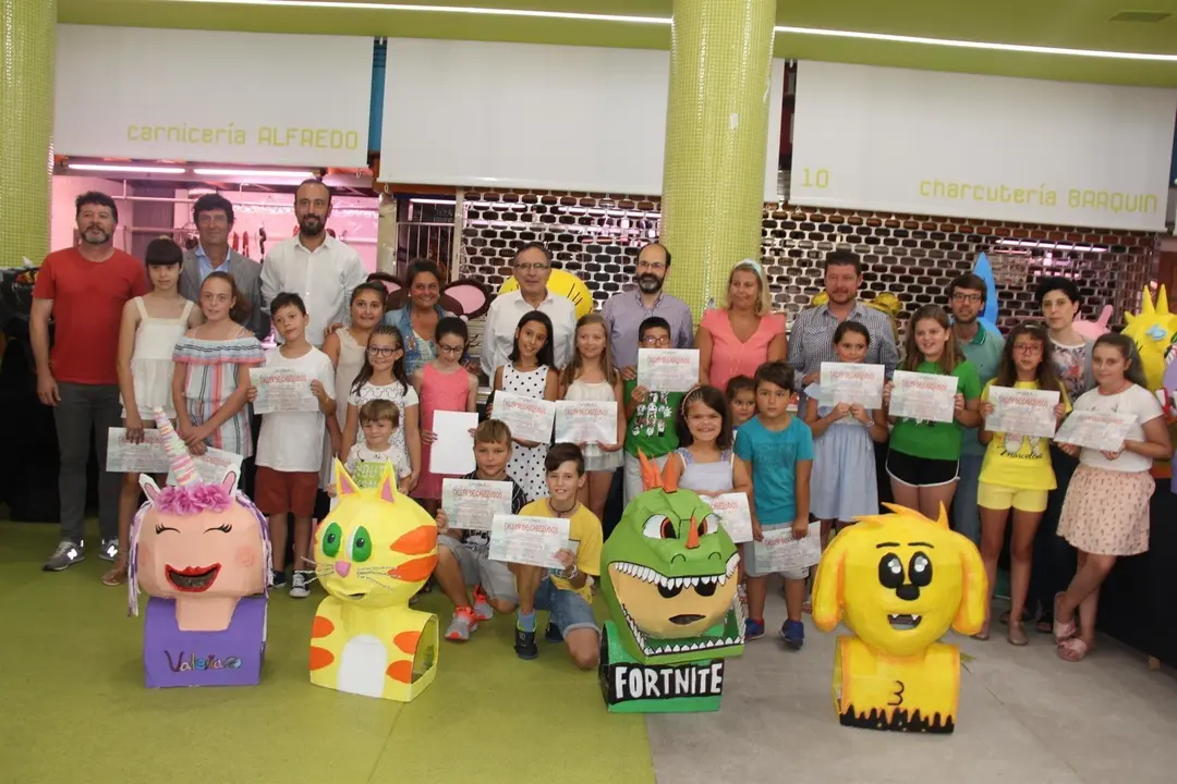 Participantes en el taller de cabezudos