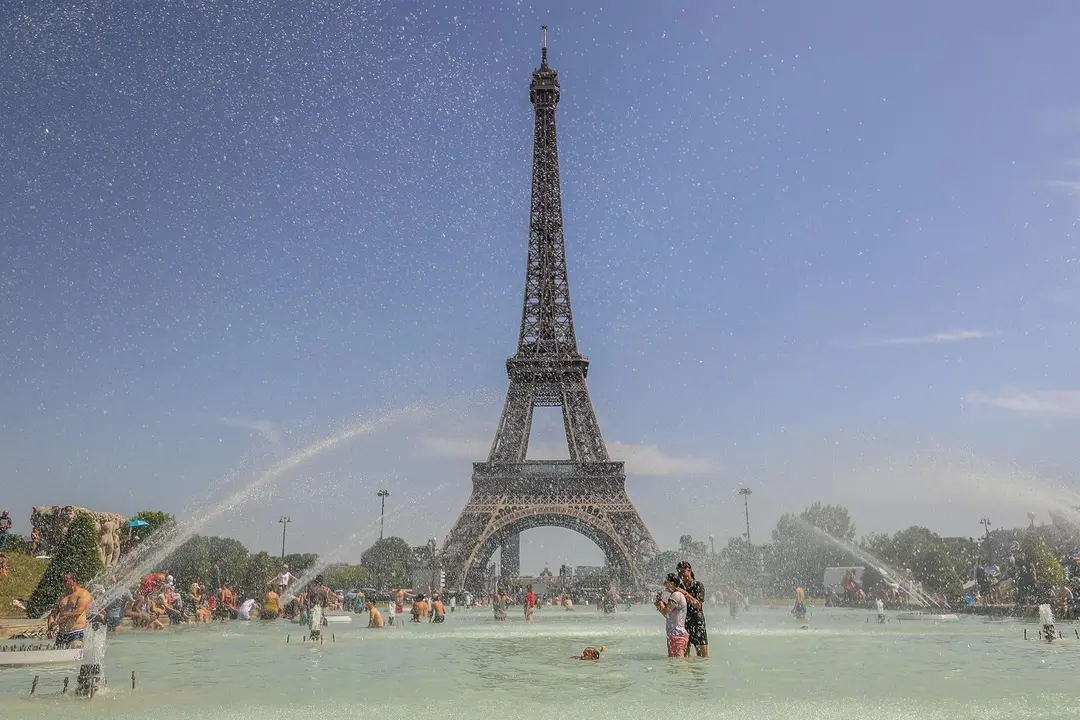 28 June 2019, France, Paris: People enjoy the water at the Trocadero Fountain in front of the Eiffel Tower during a heat wave. Photo: Vanessa Carvalho/ZUMA Wire/dpa
