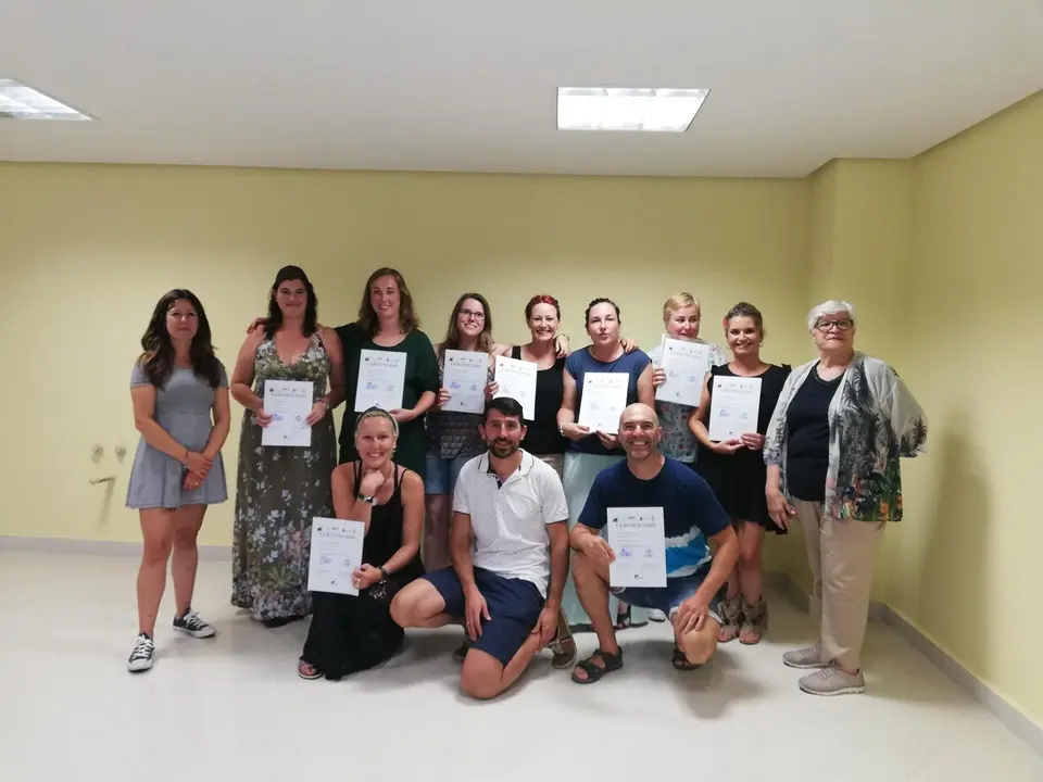 Entrega de los diplomas de dos cursos gratuitos de lengua de signos organizados por el Ayuntamiento