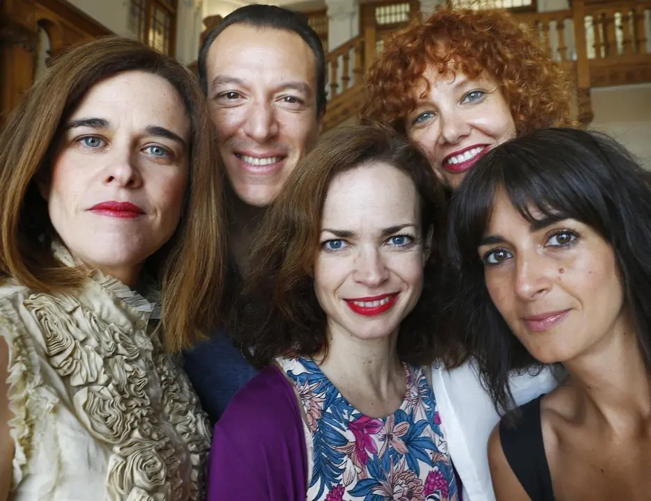 La directora Ainhoa Amestoy y los actores de 'Amor, amor, cat&aacute;strofe'