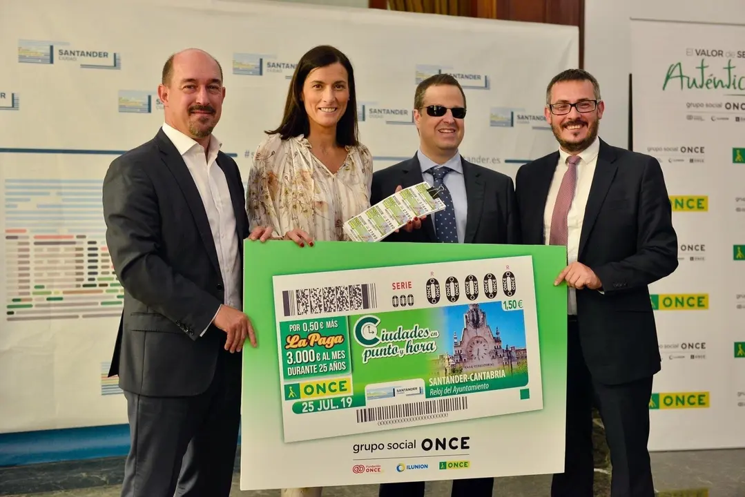 Presentaci&oacute;n cup&oacute;n ONCE con el reloj del Ayuntamiento de Santander del sorteo del 25 de julio