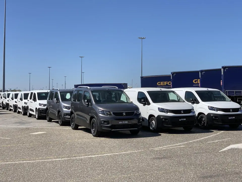 Veh&iacute;culos preparados para exportaci&oacute;n en la planta del Grupo PSA en Vigo (Opel/Peugeot)