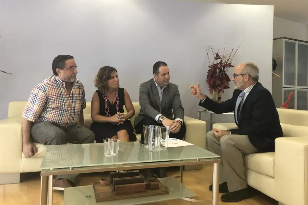 El consejero de Sanidad se re&uacute;ne con representantes Hospital Santa Clotilde