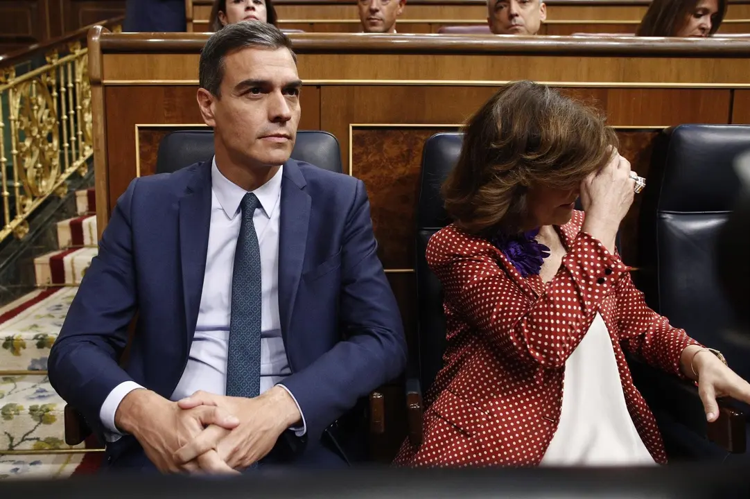 El presidente y la vicepresidenta del Gobierno en funciones Pedro S&aacute;nchez y Carmen Calvo, sentados en su esca&ntilde;o en el Congreso de los Diputados antes de la segunda votaci&oacute;n para la investidura del candidato socialista a la Presidencia del Gobierno y despu