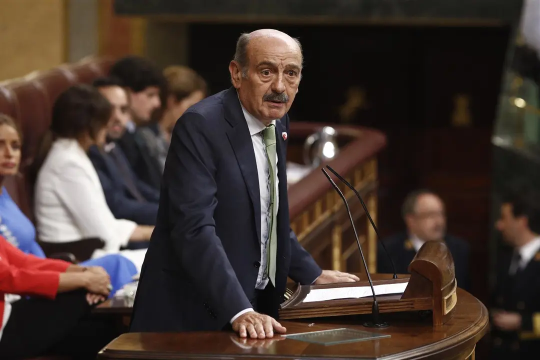 El portavoz del Partido Regionalista C&aacute;ntabro (PRC) en el Congreso de los Diputados, Jos&eacute; Mar&iacute;a Maz&oacute;n, durante su discurso previo a la segunda votaci&oacute;n para la investidura del candidato socialista a la Presidencia del Gobierno.