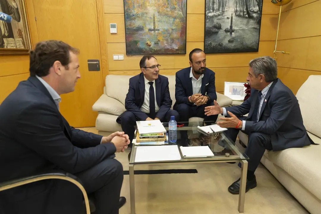 Reuni&oacute;n entre Revilla, L&oacute;pez Estrada y Cruz Viadero