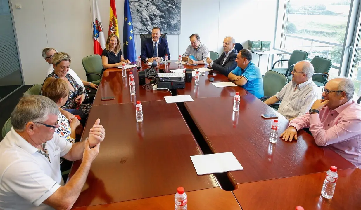 El consejero de Desarrollo Rural, Ganader&iacute;a, Pesca, Alimentaci&oacute;n y Medio Ambiente, Guillermo Blanco, se re&uacute;ne con las cofrad&iacute;as de pescadores