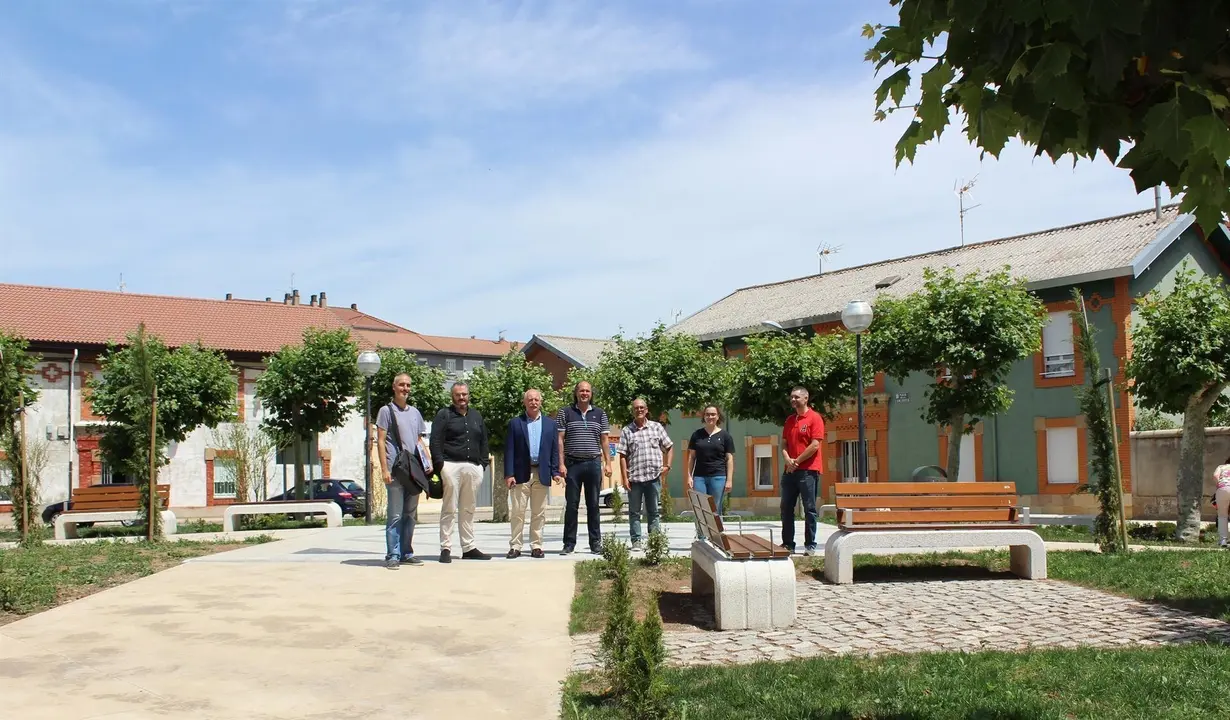 Acto de recepci&oacute;n de la obra de la Plaza de la Concordia. En ella, el alcalde de Reinosa, Jos&eacute; Miguel Barrio, los concejales Alvaro Zabal&iacute;a y Celia G&oacute;mez, los direcores de obra y representantes de la empresa constructora
