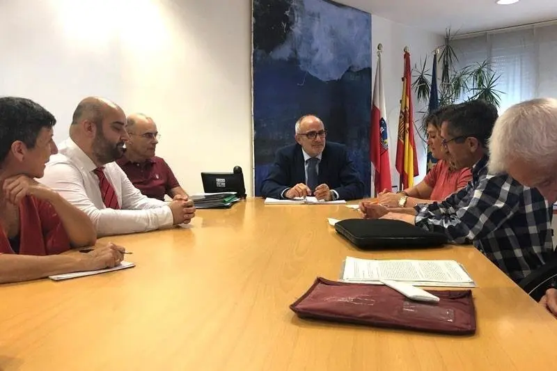 El consejero de Sanidad, Migue Rodr&iacute;guez, se re&uacute;ne con la plataforma 'Ciudadan&iacute;a contra la exclusi&oacute;n sanitaria',