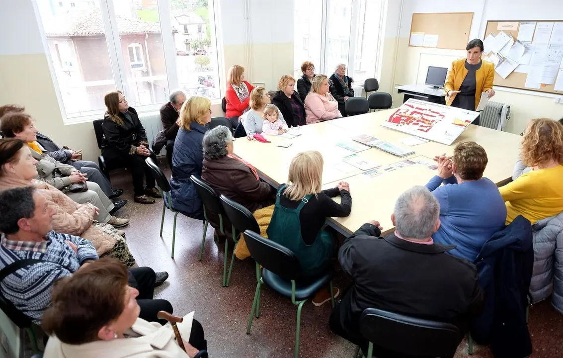 La alcaldesa de Santander, Gema Igual, se re&uacute;ne con vecinos de Antonio de Cabez&oacute;n