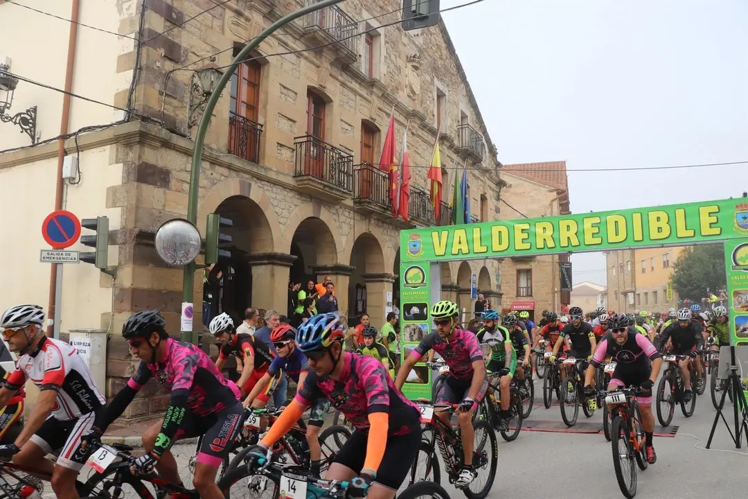 Salida de la primera edici&oacute;n de la BTT Valderredible Valle del Rupestre