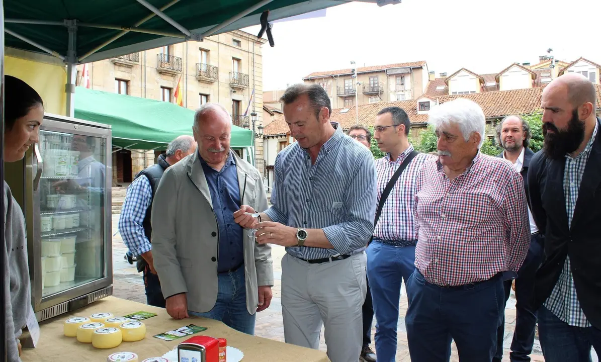 El consejero de Desarrollo Rural, Ganader&iacute;a, Pesca, Alimentaci&oacute;n y Medio Ambiente, Guillermo Blanco, asiste al Mercado Campurriano