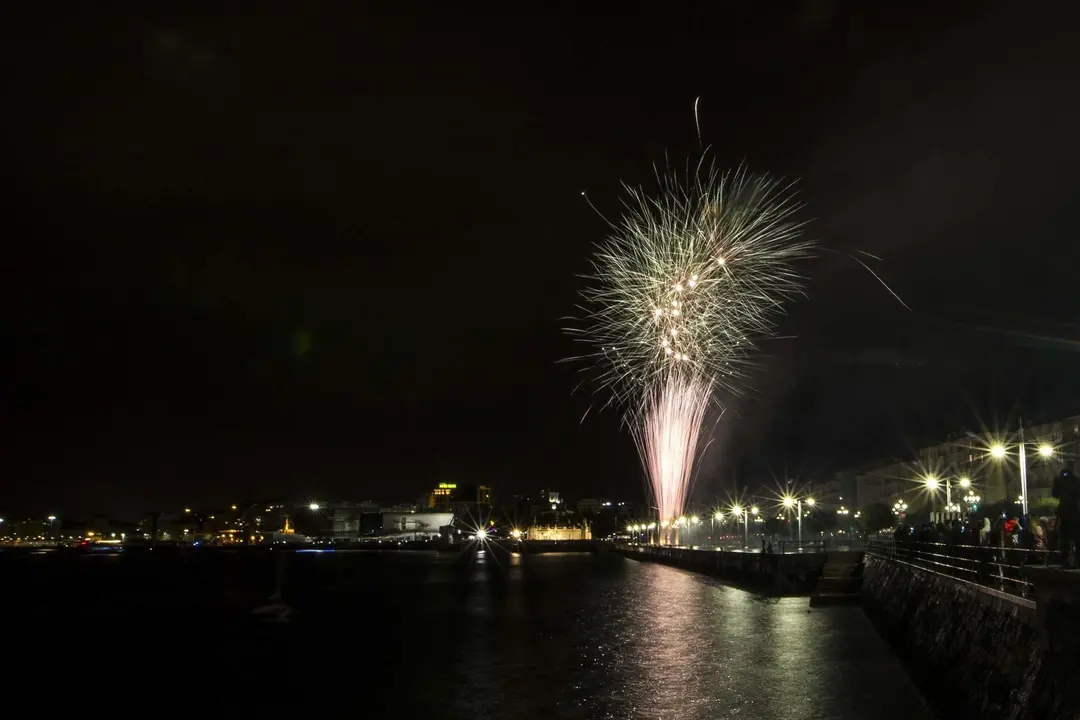 DAVID S. BUSTAMANTE 27/07/2019 SANTANDER/ CANTABRIA Fuegos artificiales en la Bah&iacute;a de Santander