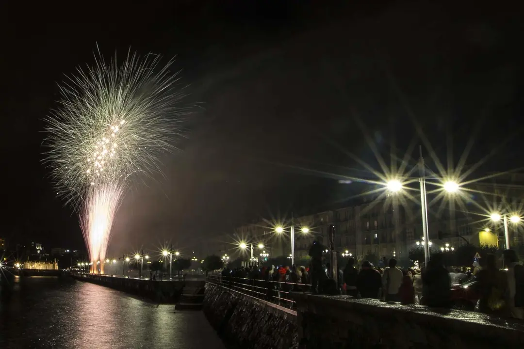 DAVID S. BUSTAMANTE 27/07/2019 SANTANDER/ CANTABRIA Fuegos artificiales en la Bah&iacute;a de Santander