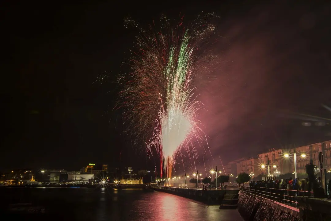 DAVID S. BUSTAMANTE 27/07/2019 SANTANDER/ CANTABRIA Fuegos artificiales en la Bah&iacute;a de Santander