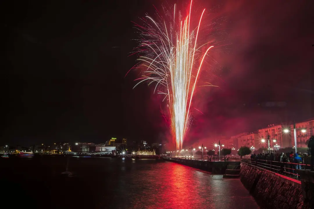 DAVID S. BUSTAMANTE 27/07/2019 SANTANDER/ CANTABRIA Fuegos artificiales en la Bah&iacute;a de Santander