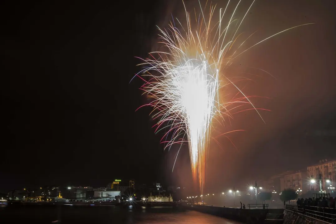 DAVID S. BUSTAMANTE 27/07/2019 SANTANDER/ CANTABRIA Fuegos artificiales en la Bah&iacute;a de Santander