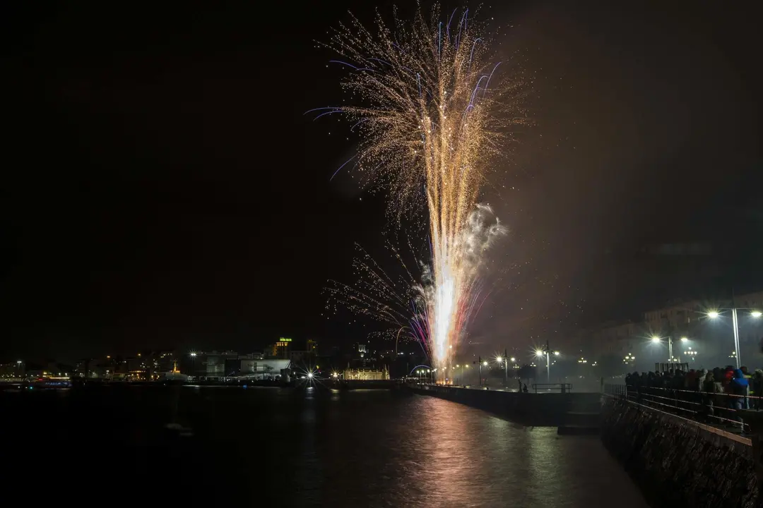 DAVID S. BUSTAMANTE 27/07/2019 SANTANDER/ CANTABRIA Fuegos artificiales en la Bah&iacute;a de Santander