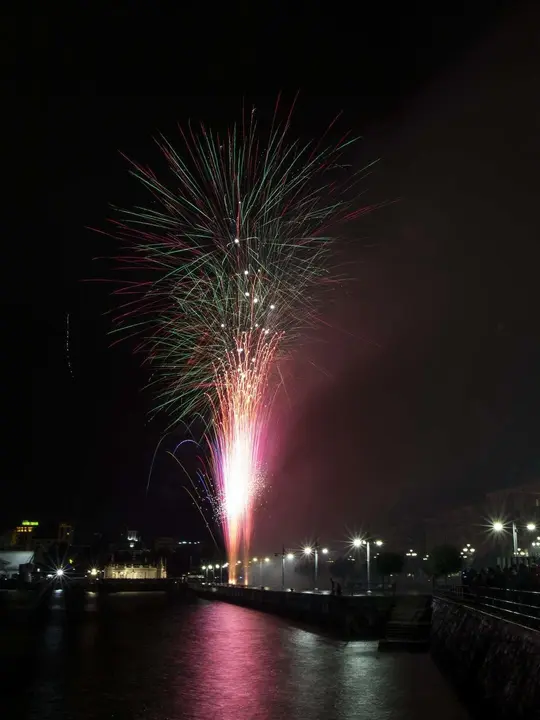 DAVID S. BUSTAMANTE 27/07/2019 SANTANDER/ CANTABRIA Fuegos artificiales en la Bah&iacute;a de Santander